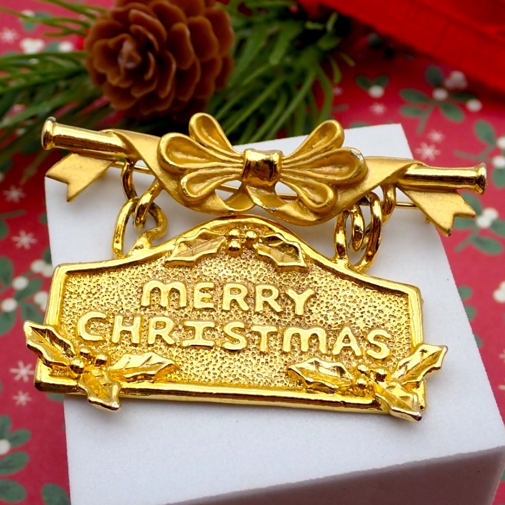 VINTAGE MERRY CHRISTMAS GOLD TONE PLAQUE SIGN BY AJC COSTUME BROOCH